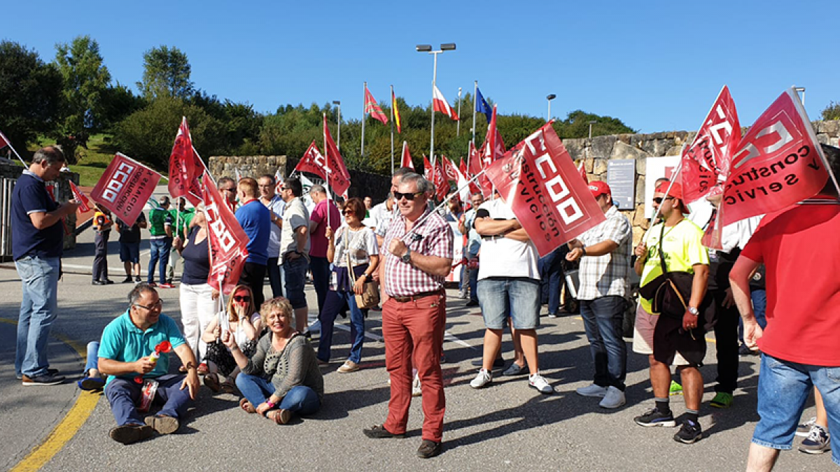 Concentracin de trabajadores y trabajadoras de Ombuds en Cantabria